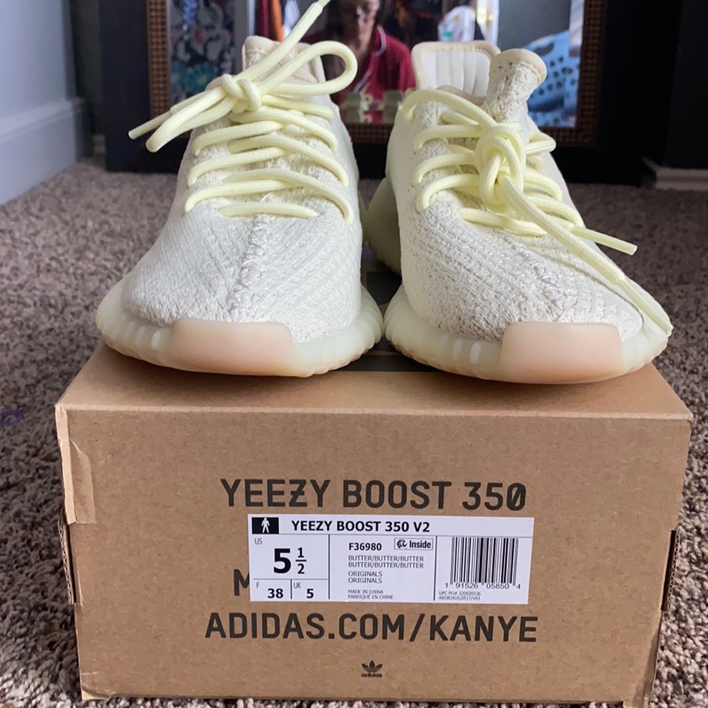 Yeezy boost 350 women’s size 5 1/2 fits like a 6